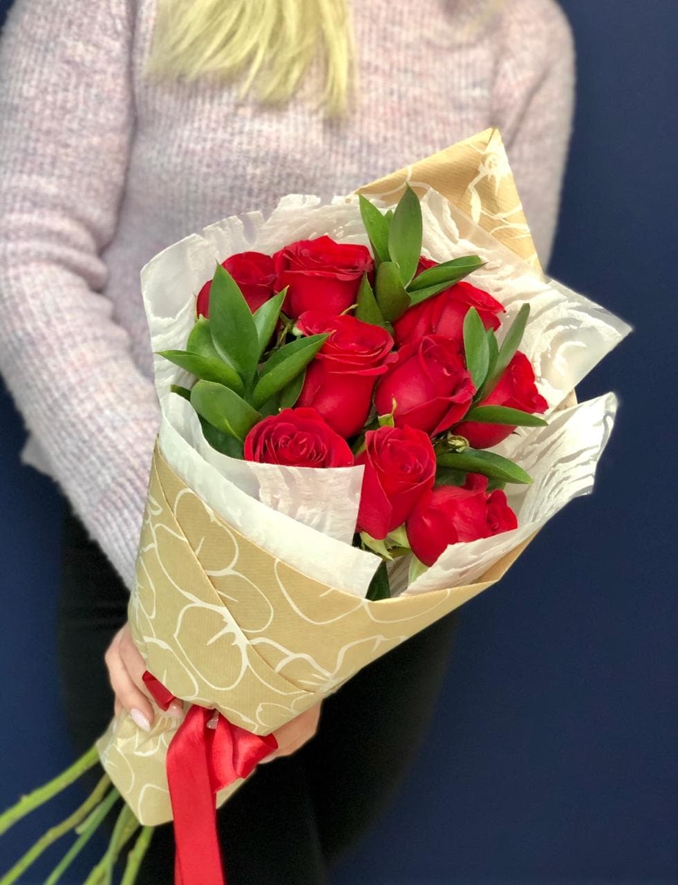 Букет из 9 красных Роз Эквадор в крафте 90 см