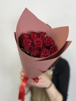 Цветочный букет из 9 красных роз Кения 35-40см в матовом