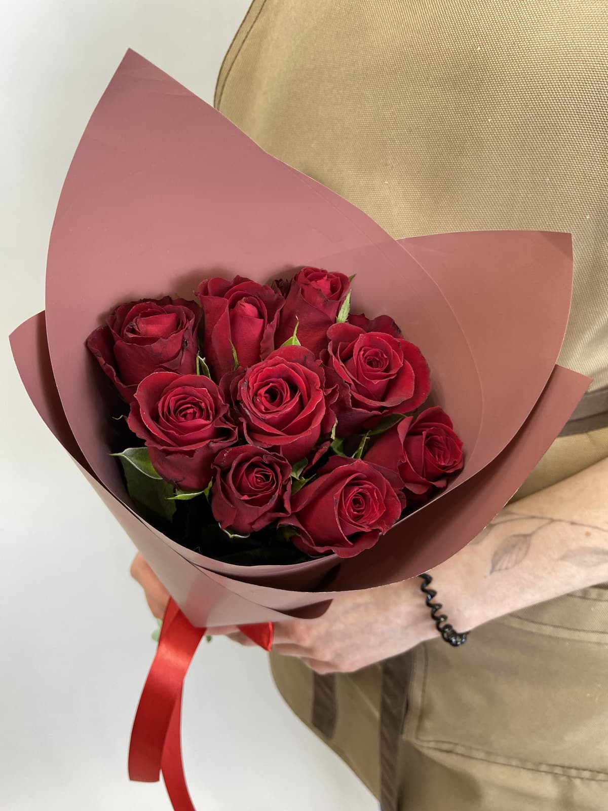 Цветочный букет из 9 красных роз Кения 35-40см в матовом