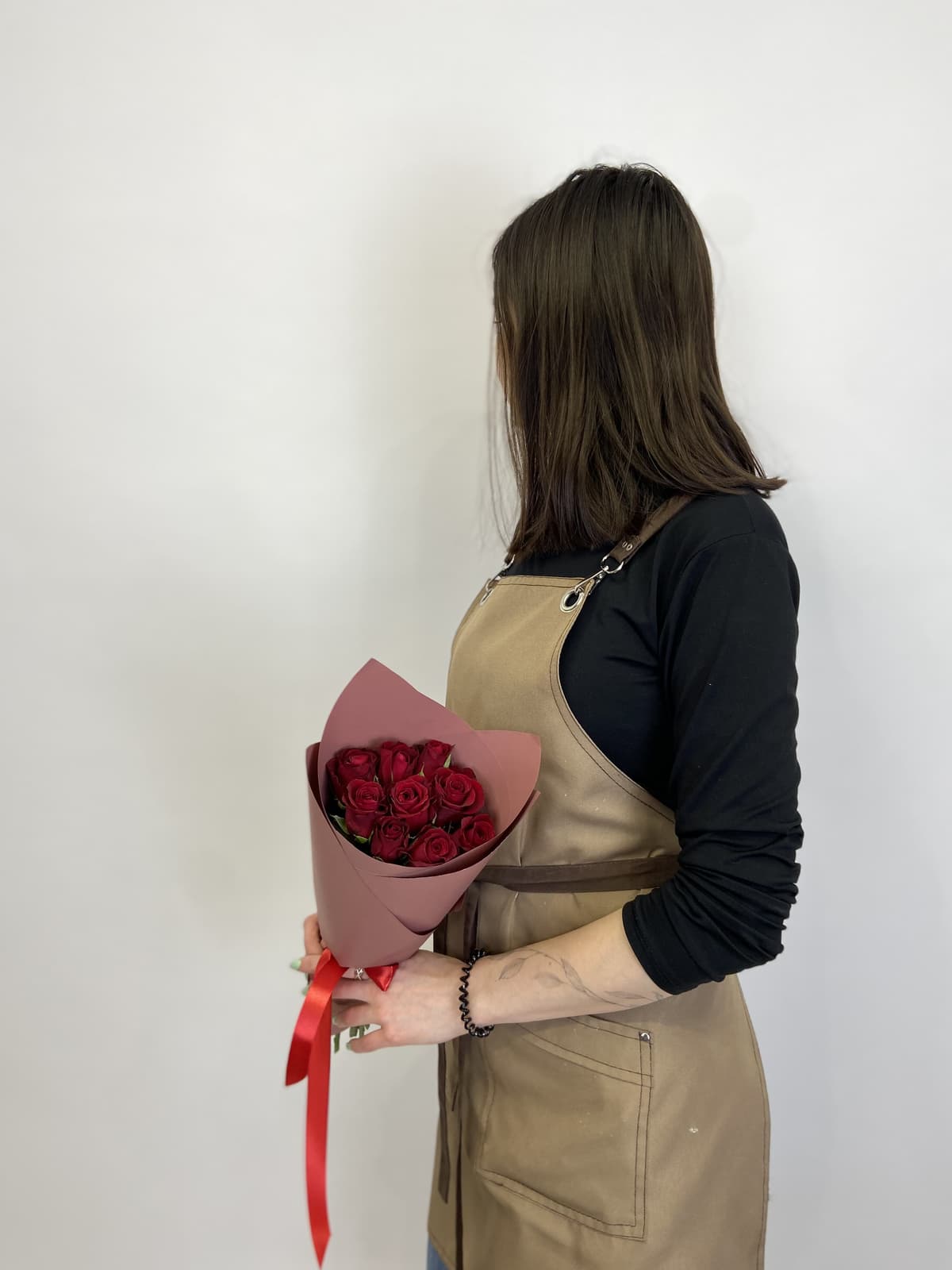 Цветочный букет из 9 красных роз Кения 35-40см в матовом