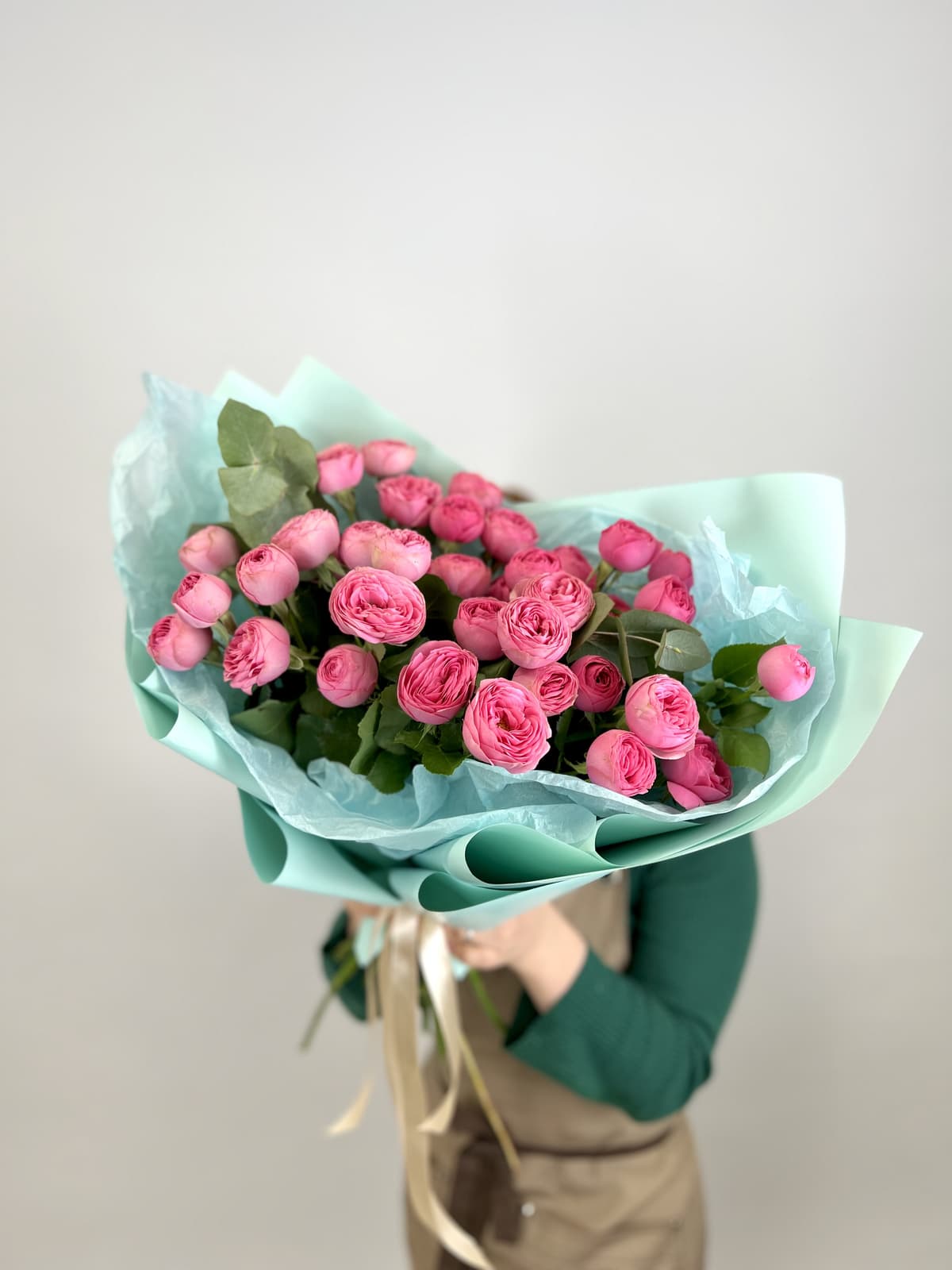 Весенний букет из 9 пионовидных кустовых роз Giselle с эвкалиптом