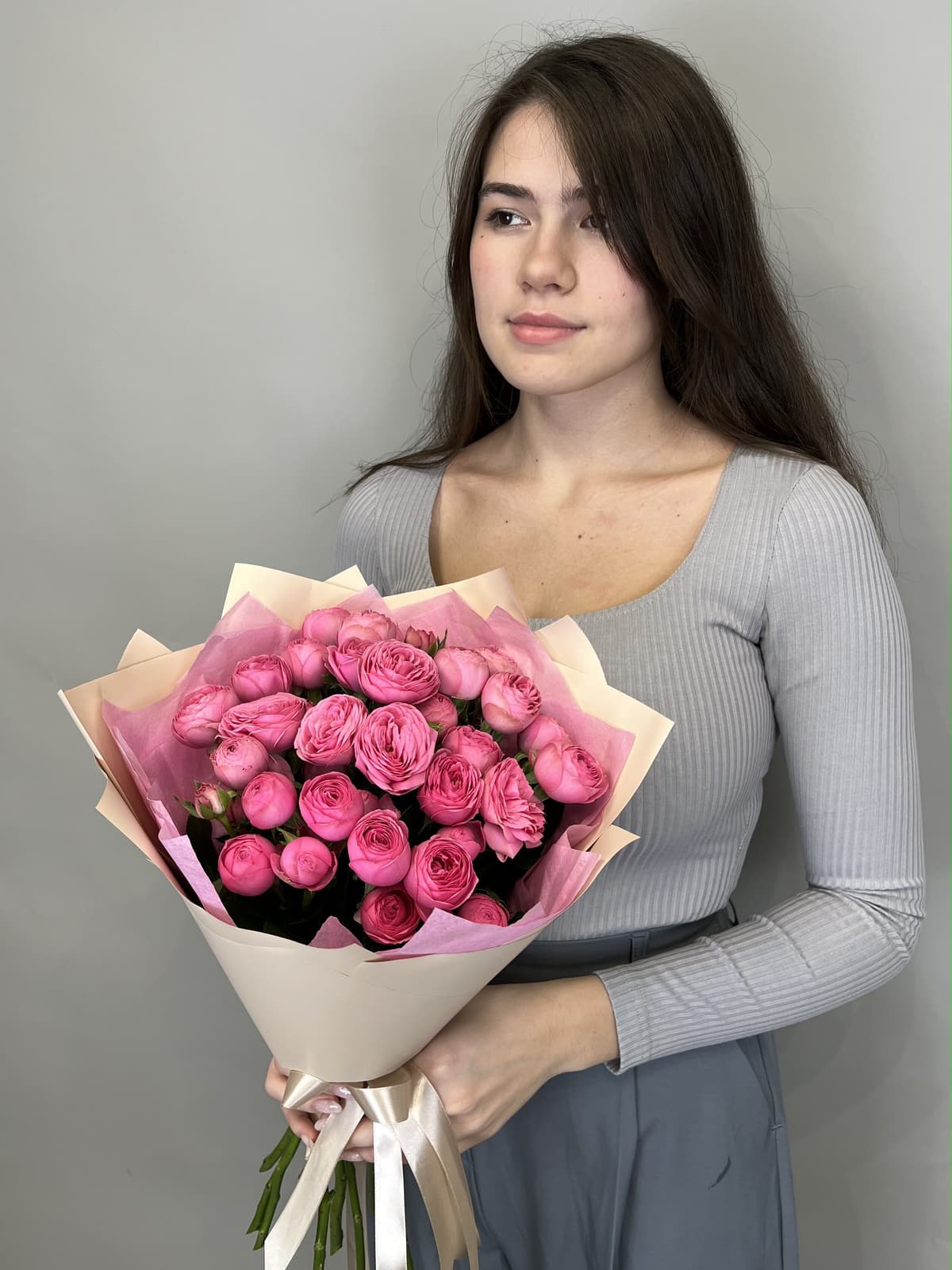 Свежий букет из 9 кустовых пионовидных роз Giselle