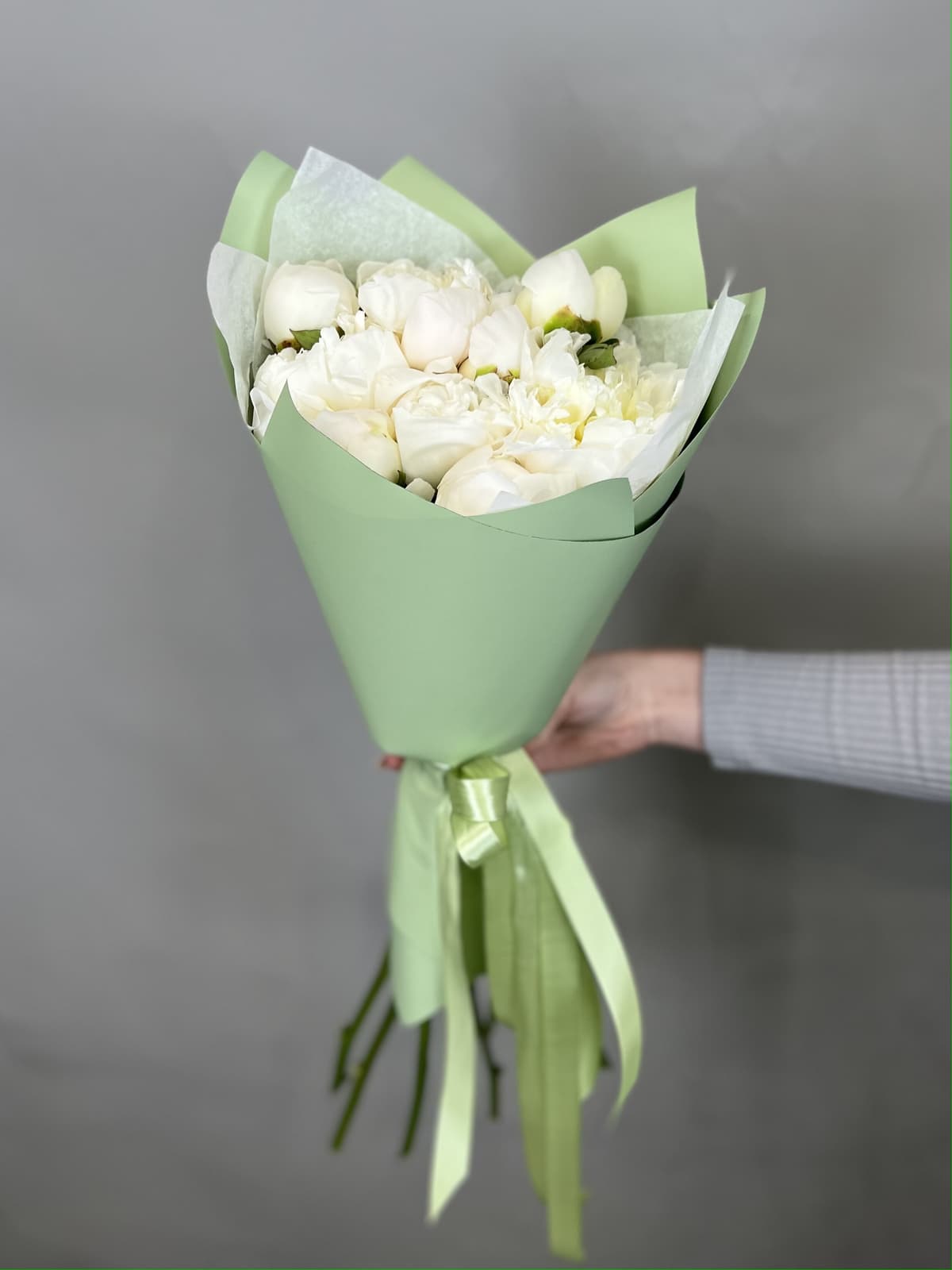 Нежный букет из 9 пионов Duchesse de Nemo