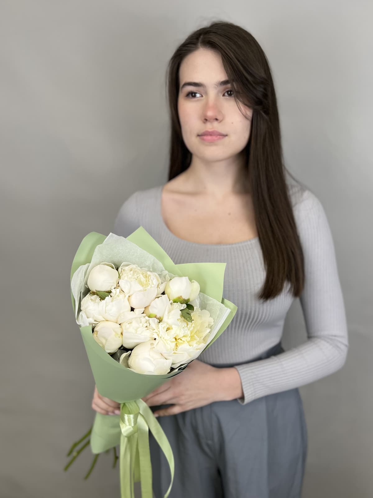 Нежный букет из 9 пионов Duchesse de Nemo