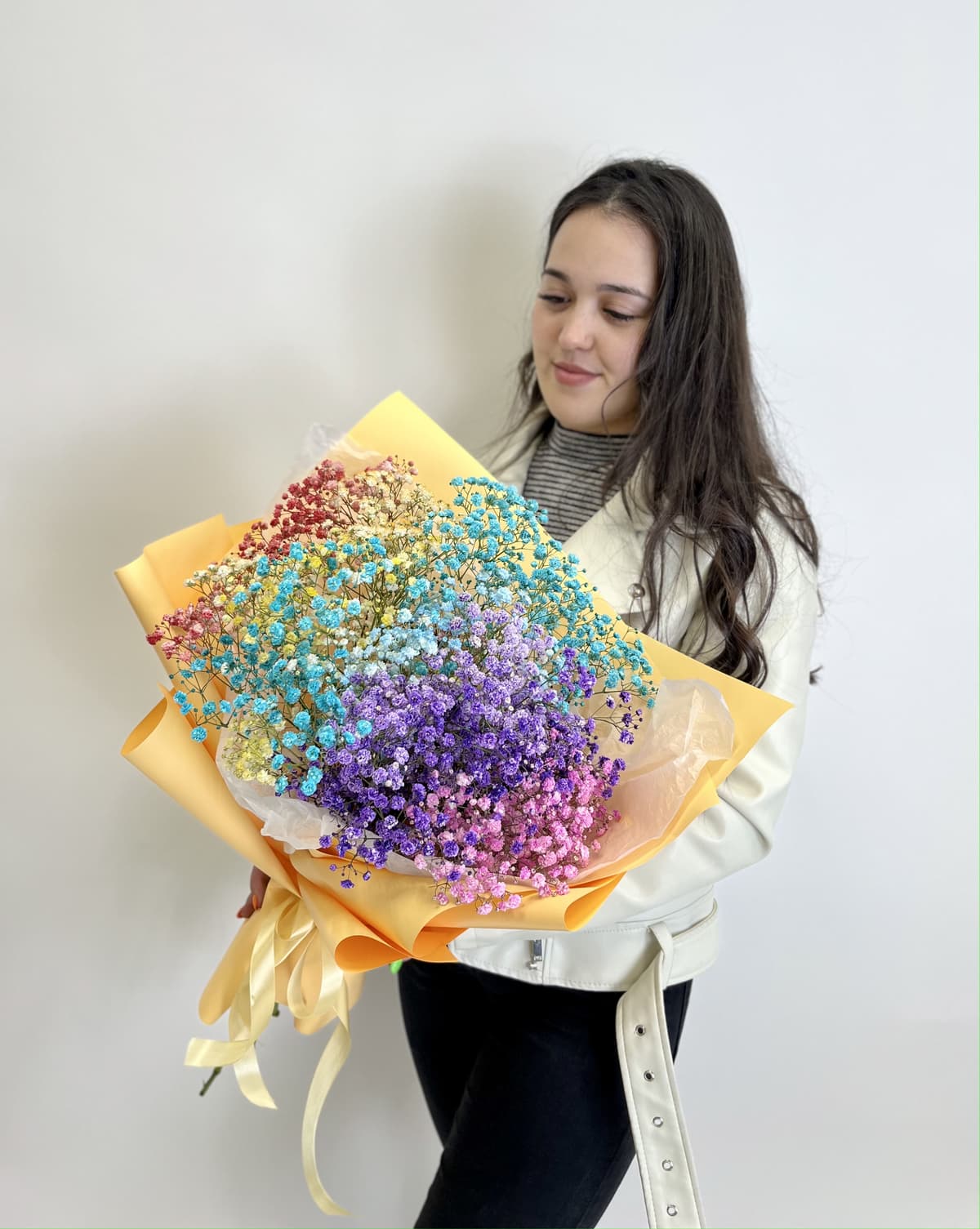 Праздничный букет из 9 радужных Гипсофил в матовой бумаге