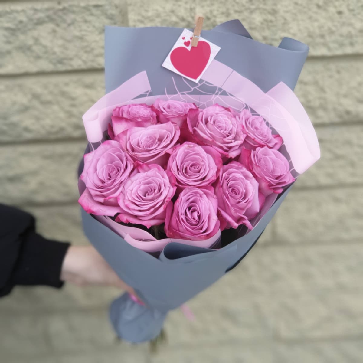 Букет из 9 сиреневых Роз Эквадор в матовой бумаге 70 см