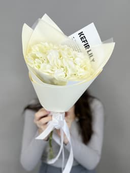 Свежий букет из белой гортензии в упаковке