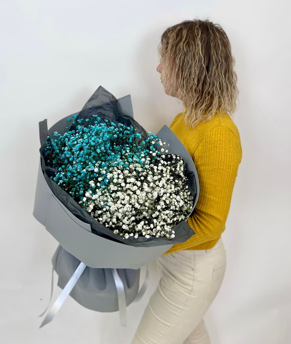 Шикарный букет из белой и цветной Гипсофилы