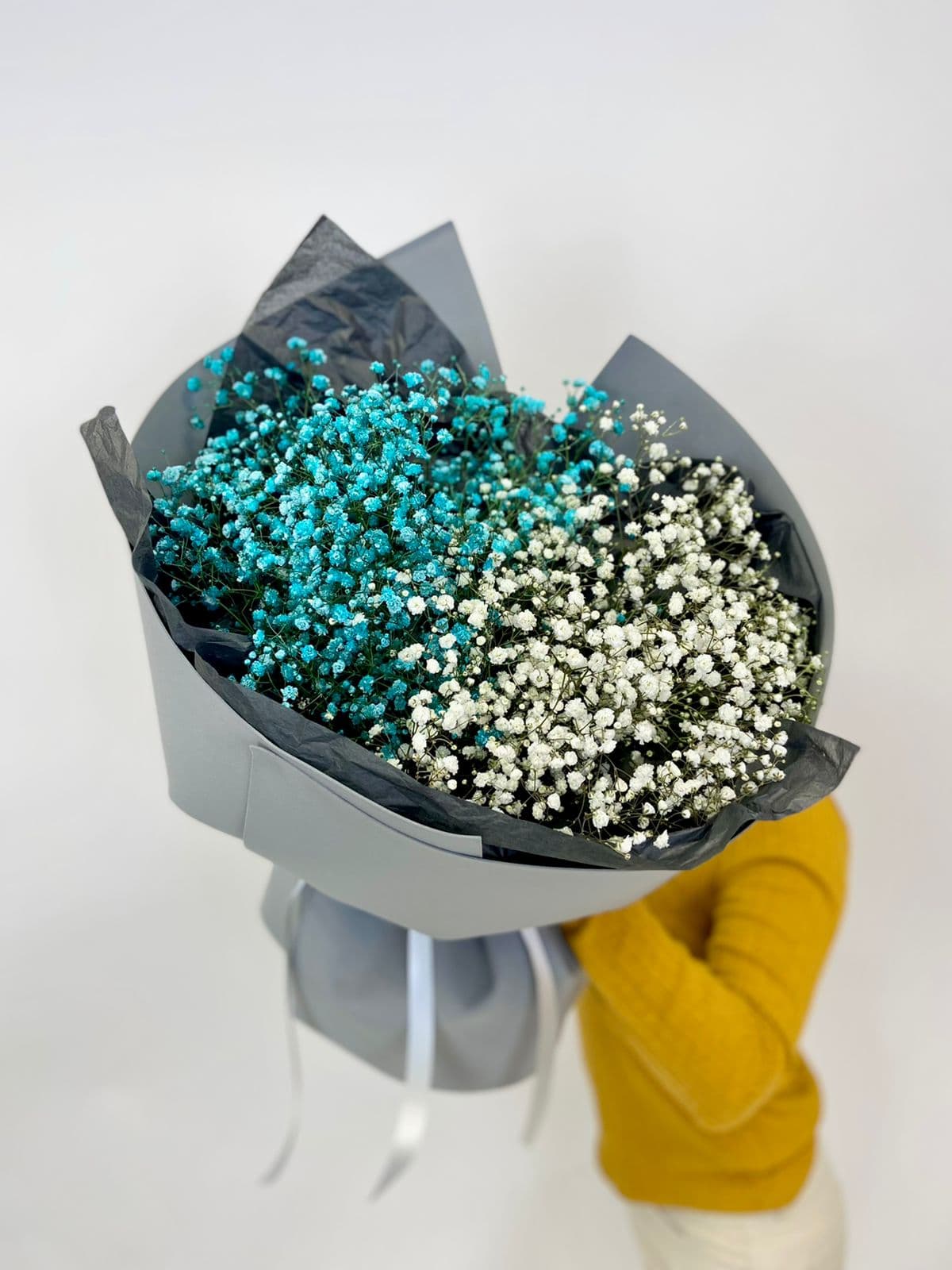 Шикарный букет из белой и цветной Гипсофилы