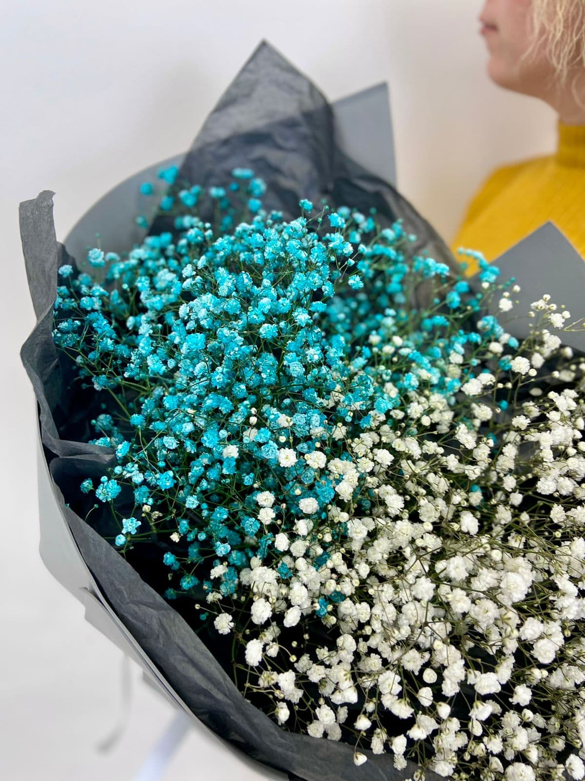 Шикарный букет из белой и цветной Гипсофилы