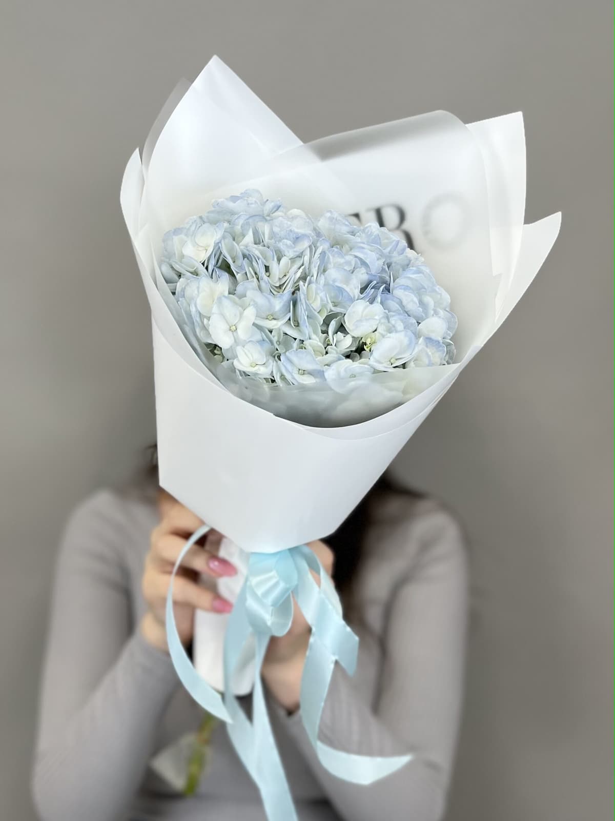 Цветочный букет из голубой гортензии в упаковке