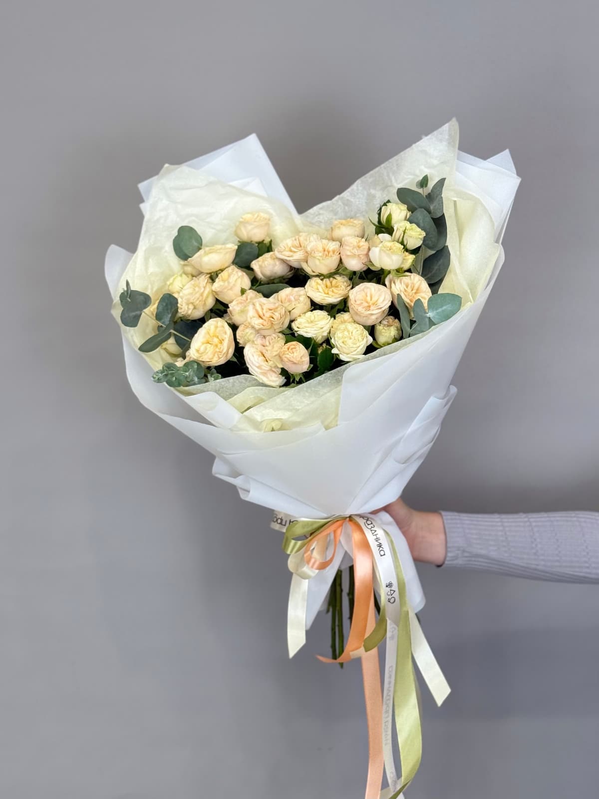 Букет из кустовых пионовидных роз "Миндаль" M