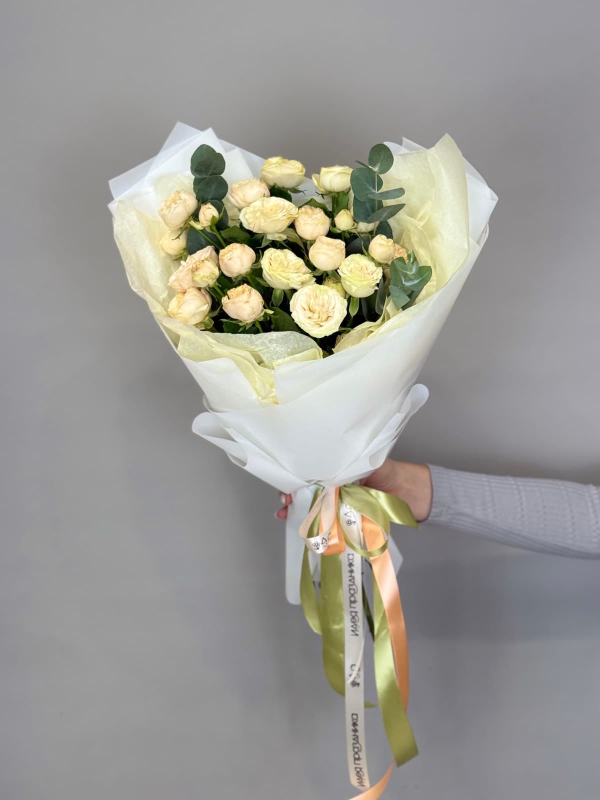 Букет из кустовых пионовидных роз "Миндаль" S