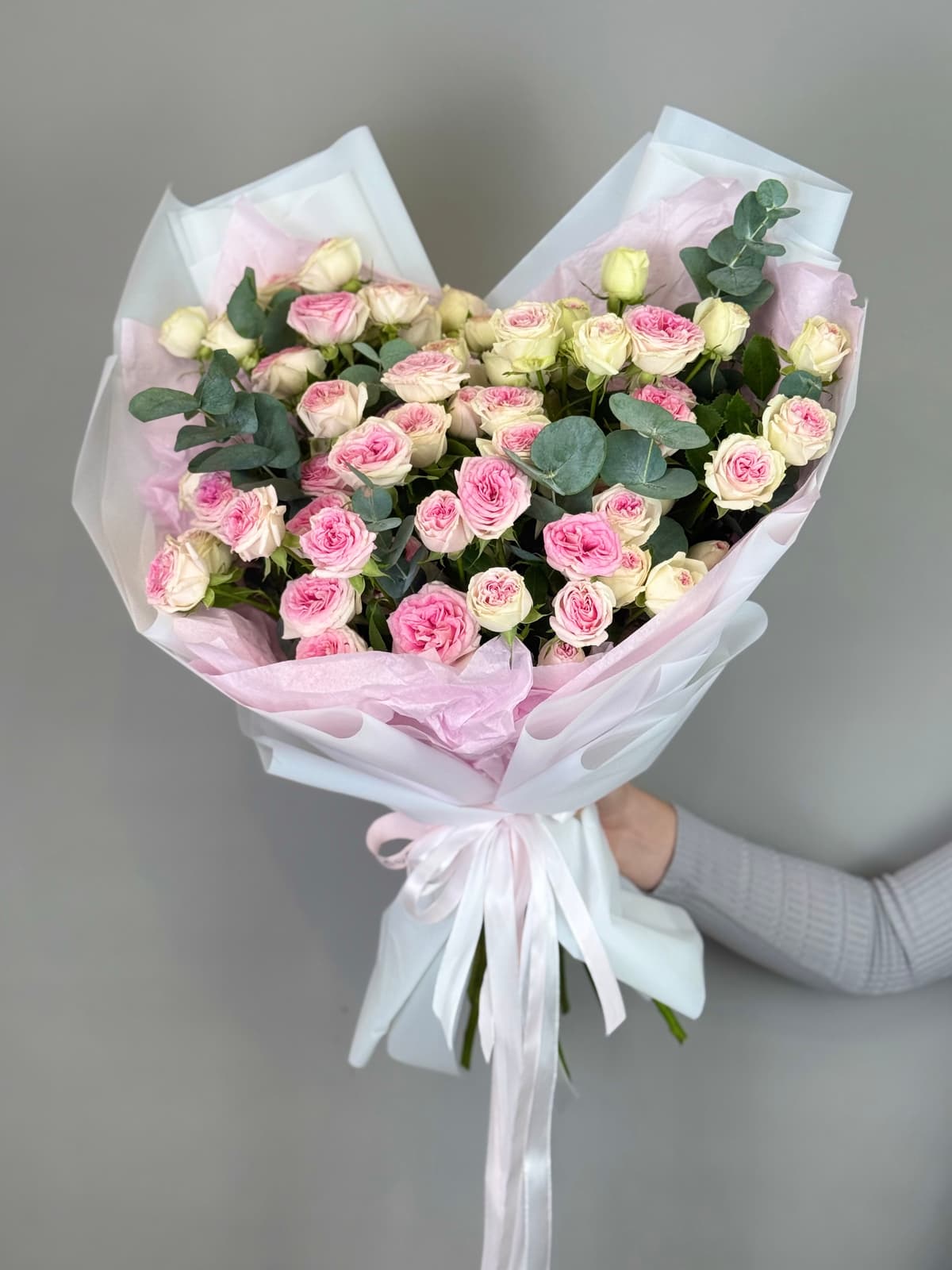 Букет из кустовых пионовидных роз "Пралине" L