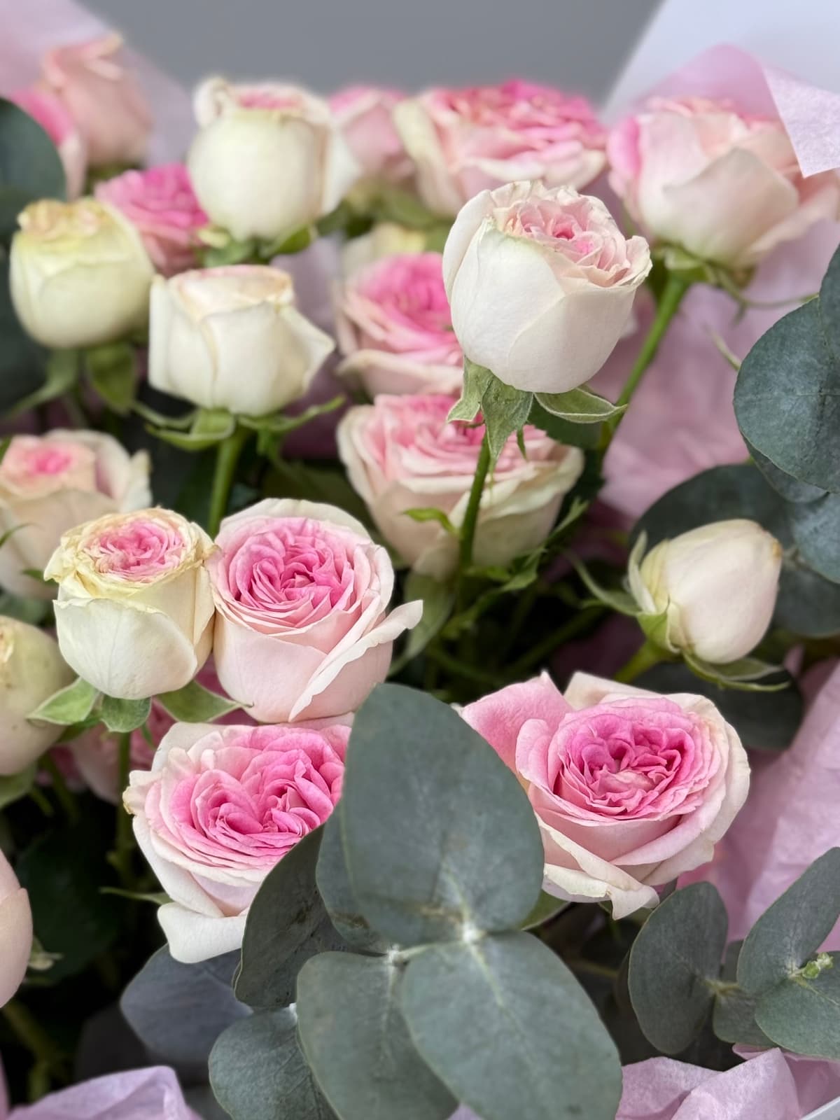 Букет из кустовых пионовидных роз "Пралине" M