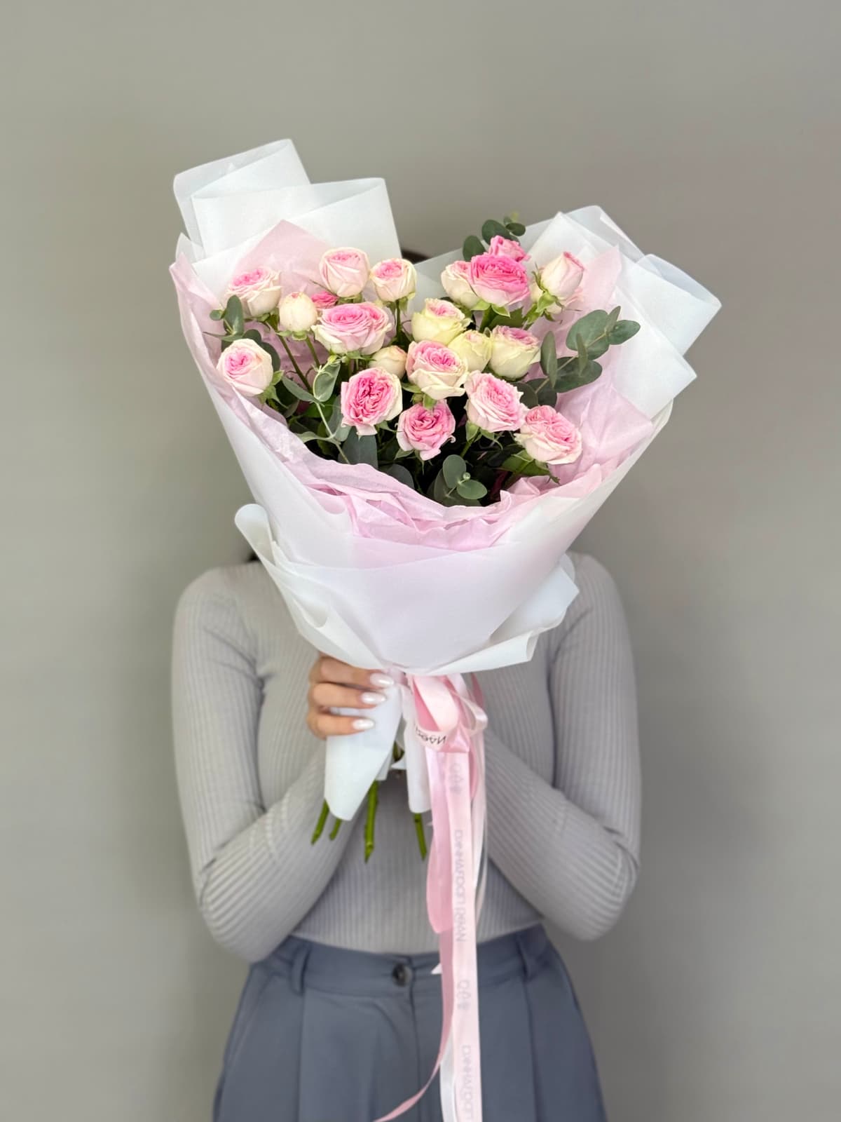 Букет из кустовых пионовидных роз "Пралине" S