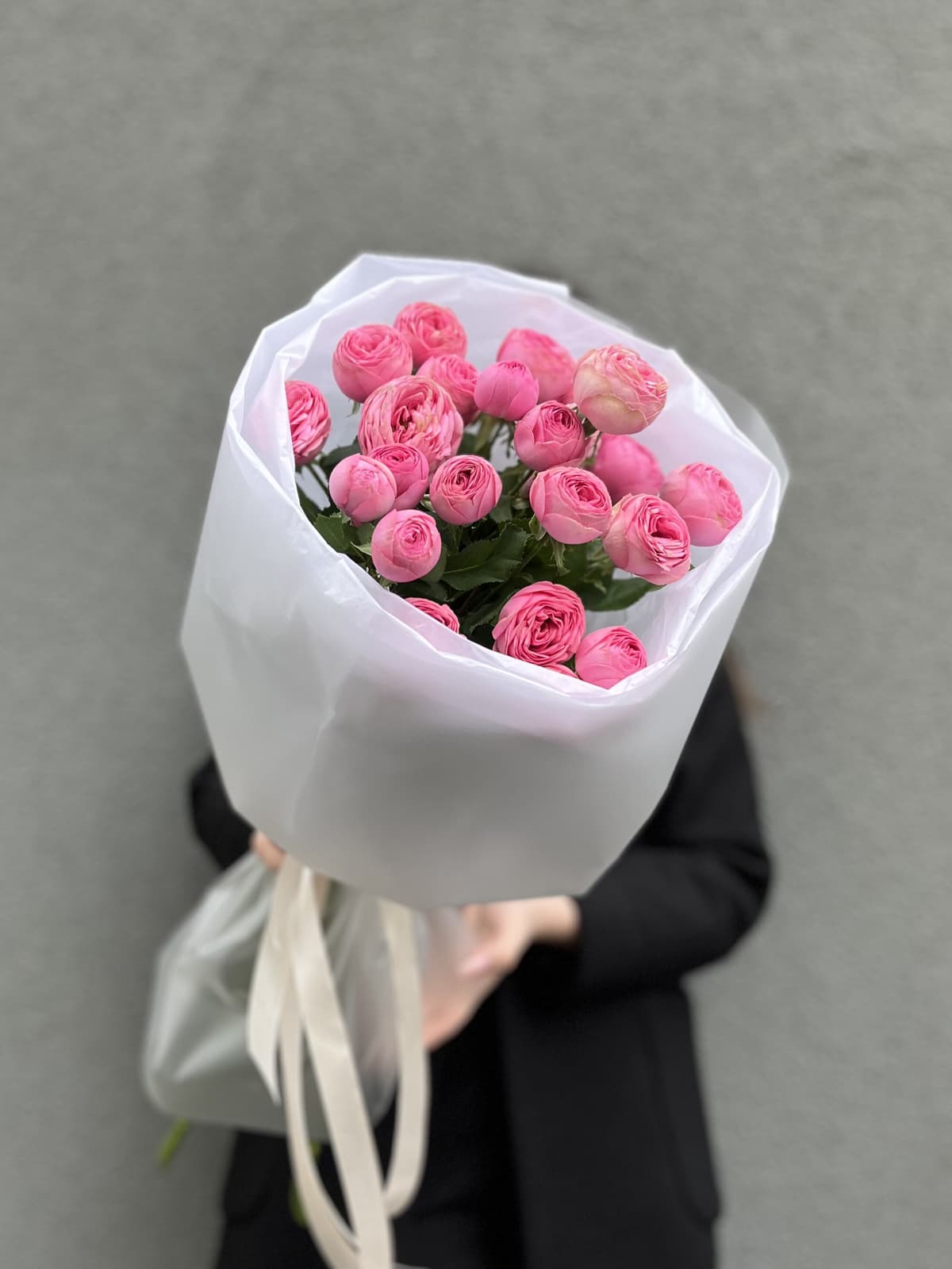 Праздничный букет из кустовых пионовидных роз "Giselle" S