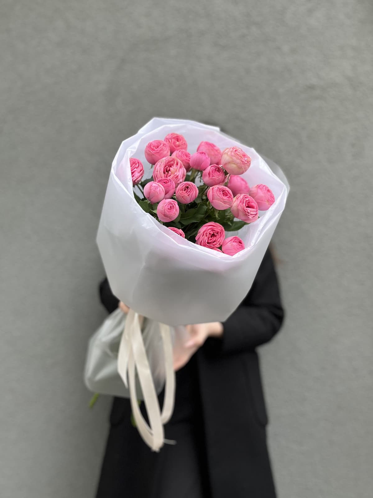 Праздничный букет из кустовых пионовидных роз "Giselle" S