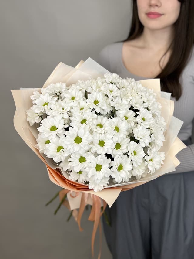 Красивый букет хризантем "Бакарди" M Красивый букет хризантем "Бакарди" M