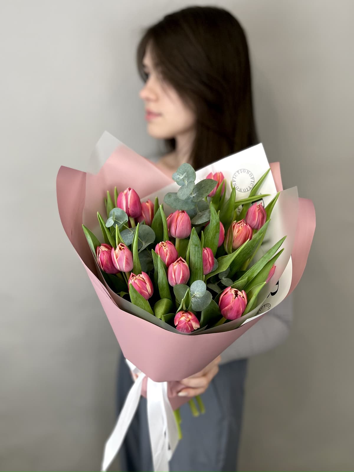 Красивый букет пионовидных тюльпанов "Columbus" M