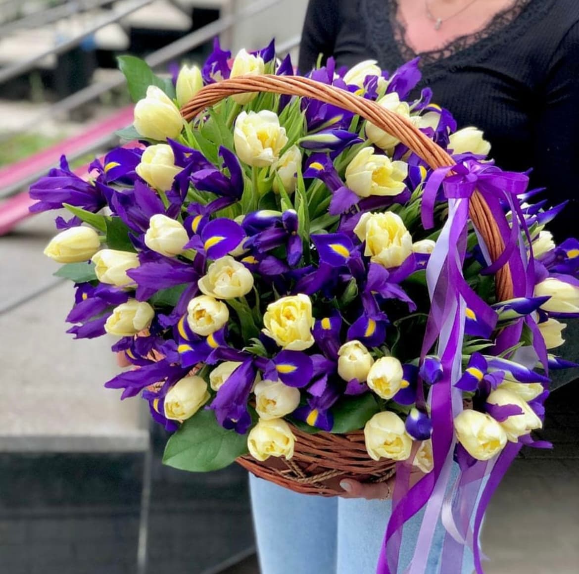 Цветочный дуэт из Ирисов и Тюльпанов в корзине