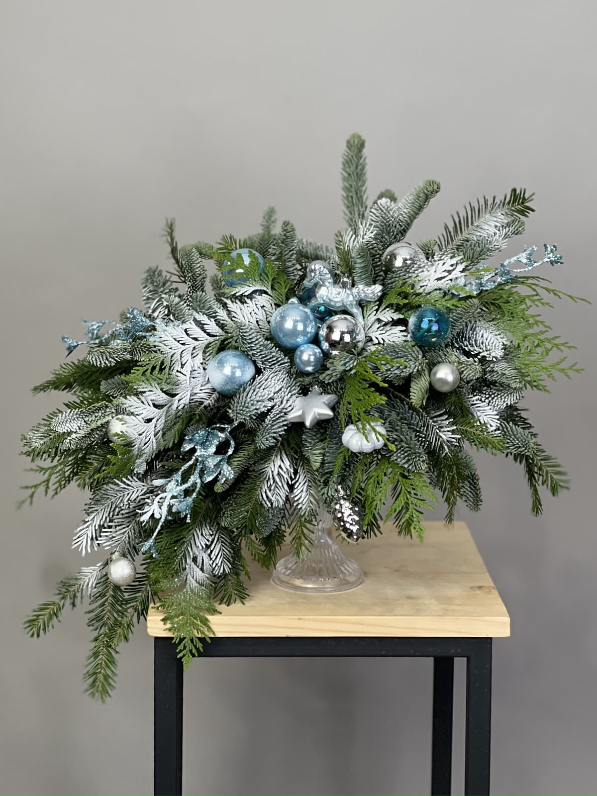 Елочная композиция на подсвечнике "Иней"