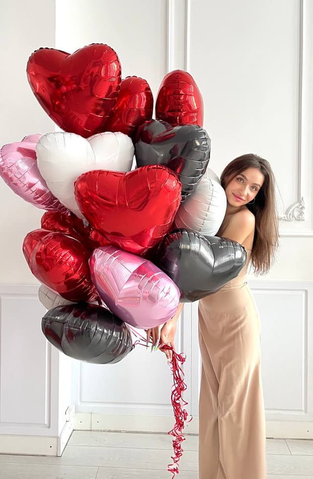 Фонтан из 25 фольгированных сердец Фонтан из 25 фольгированных сердец