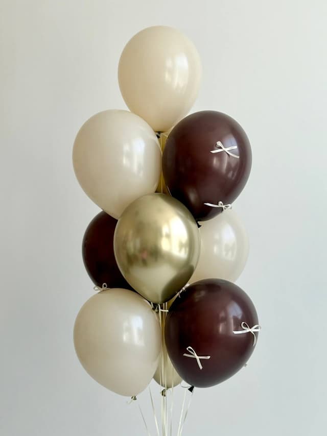 Фонтан из шаров «Бежевый бант» Фонтан из шаров «Бежевый бант»