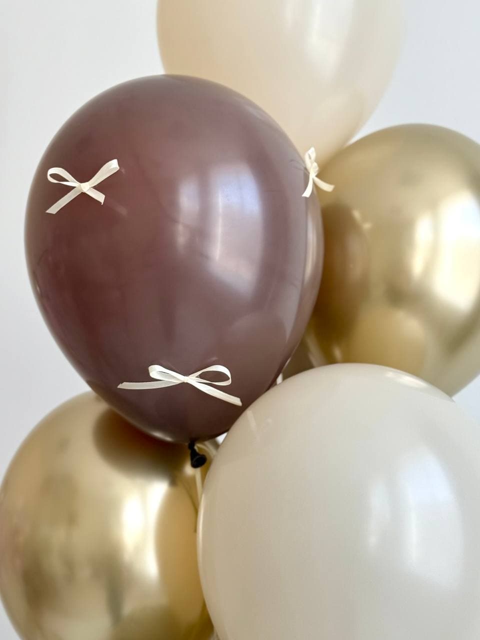 Фонтан из шаров «Бежевый бант»