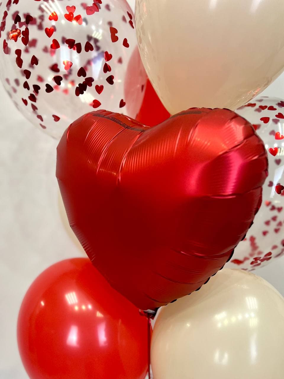 Фонтан из шаров «Красные сердечки»