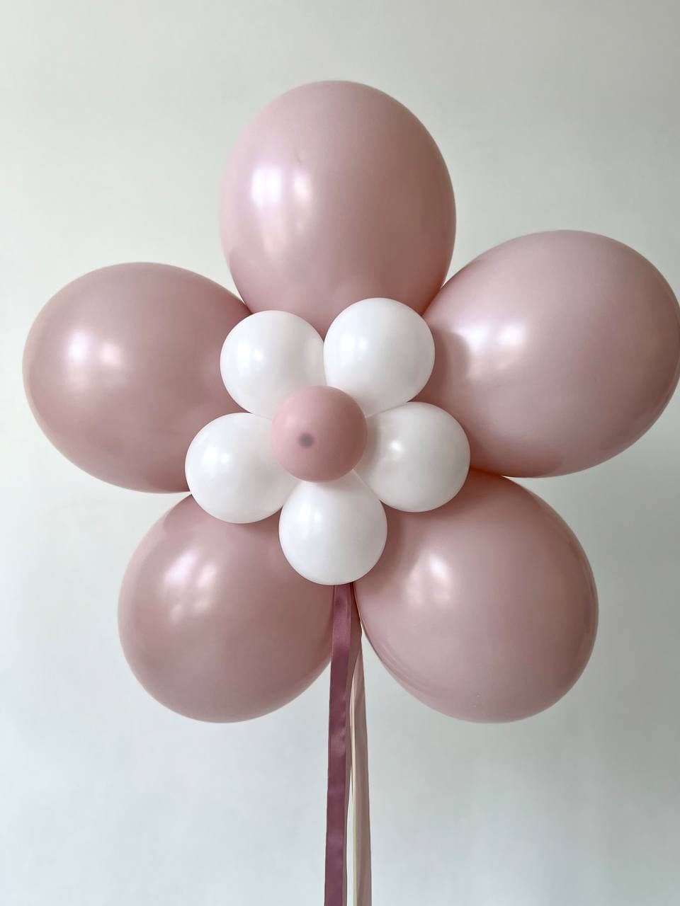 Гигантская ромашка из шаров с гелием