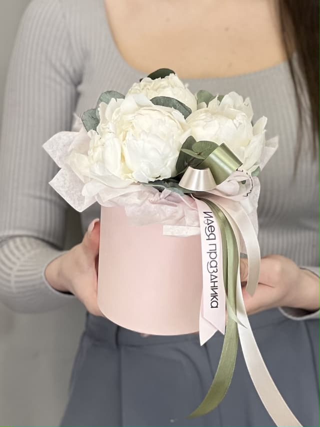 Композиция из 3 пионов Odile в шляпной коробке Композиция из 3 пионов Odile в шляпной коробке