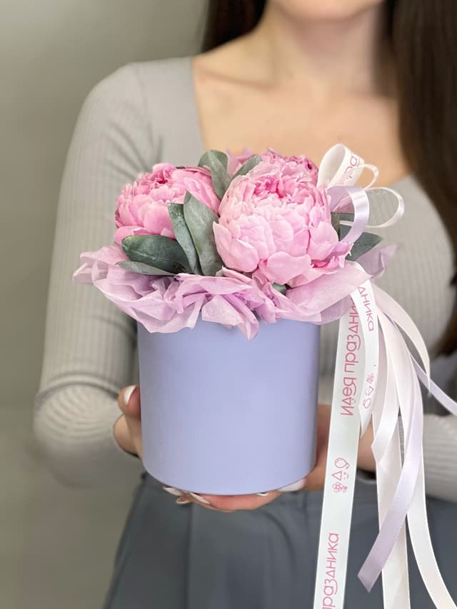 Композиция из 3 пионов Sarah Bernhardt в шляпной коробке Композиция из 3 пионов Sarah Bernhardt в шляпной коробке