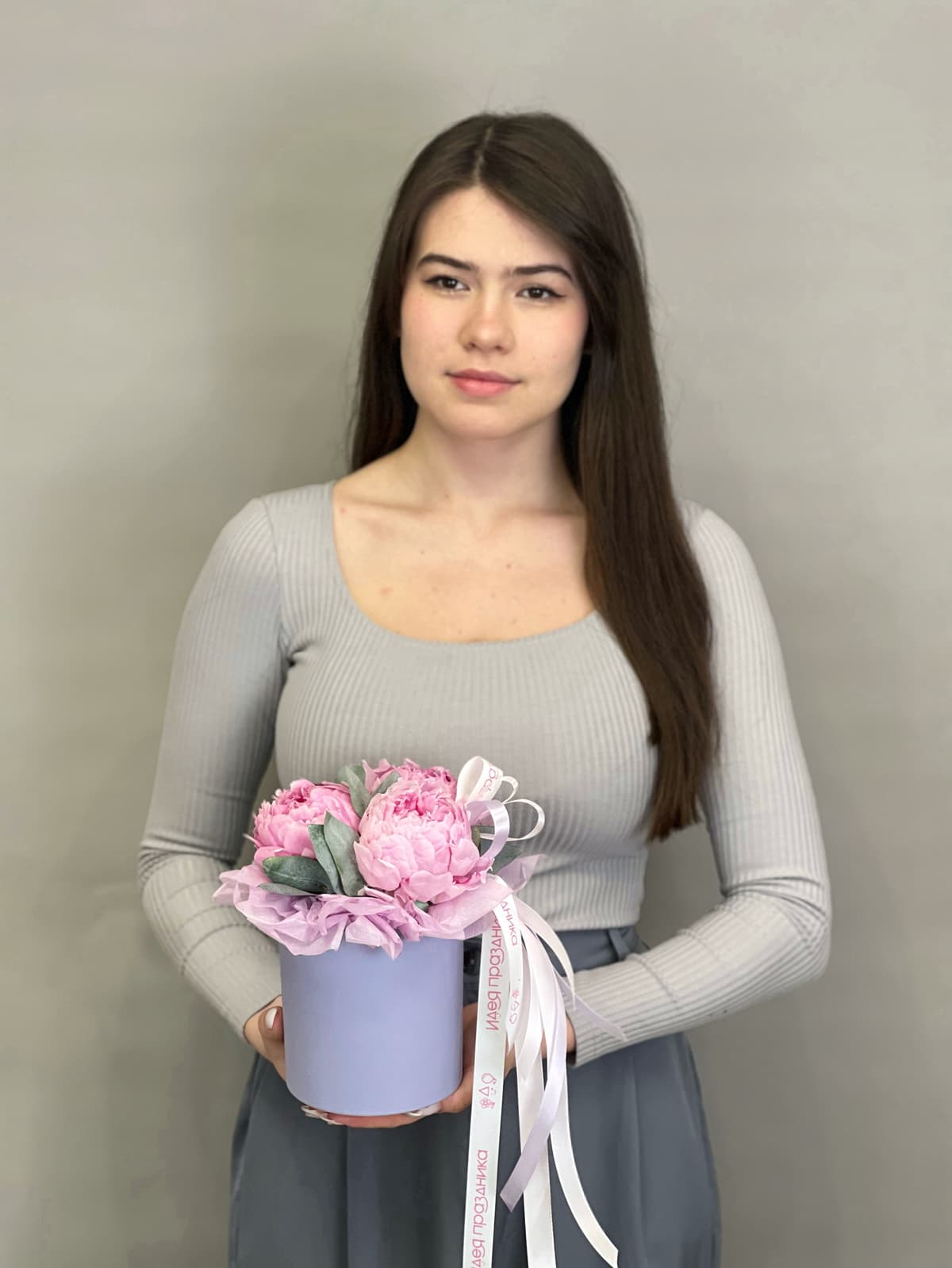 Композиция из 3 пионов Sarah Bernhardt в шляпной коробке