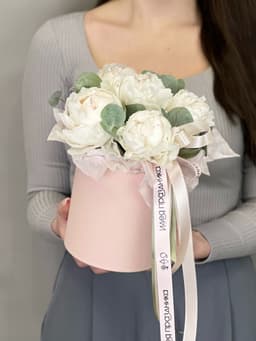 Композиция из 5 пионов Odile в шляпной коробке