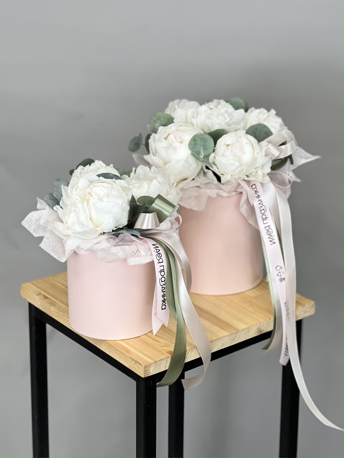 Композиция из 5 пионов Odile в шляпной коробке