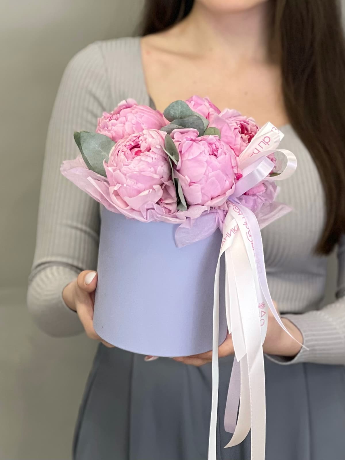 Композиция из 5 пионов Sarah Bernhardt в шляпной коробке