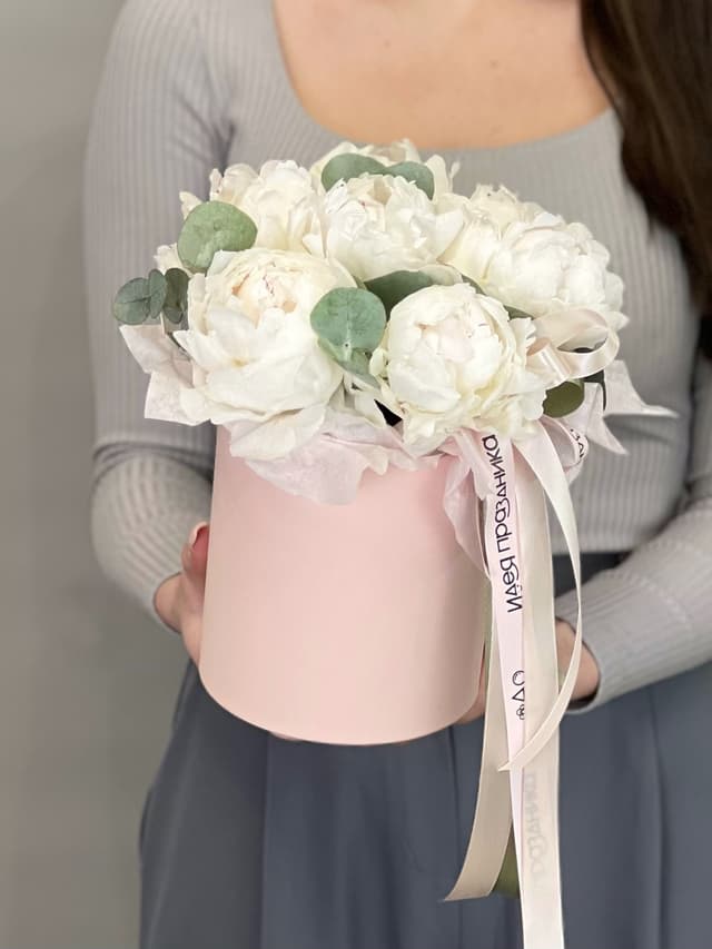 Композиция из 7 пионов Odile в шляпной коробке Композиция из 7 пионов Odile в шляпной коробке