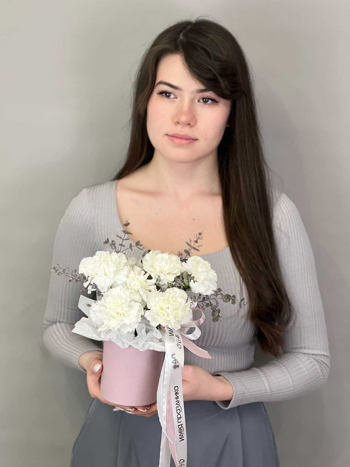 Композиция из белых диантусов XS в шляпной коробке