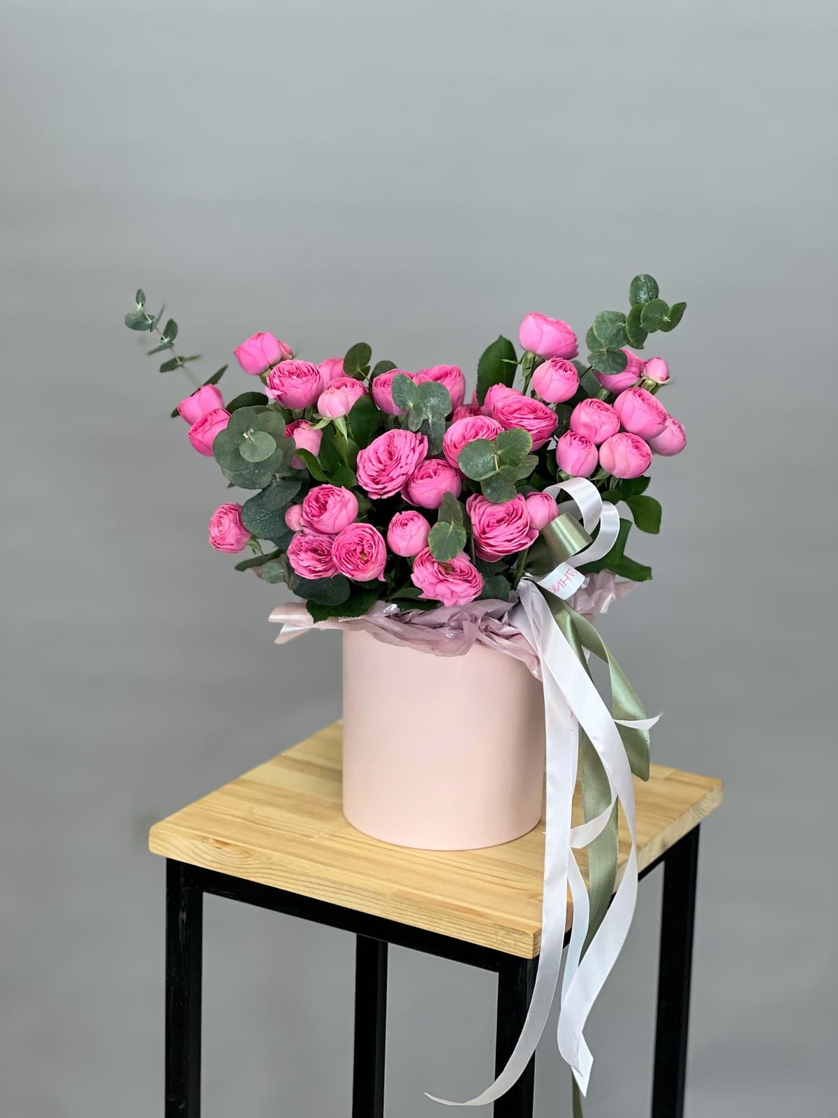 Композиция из кустовой розы "Giselle" в шляпной коробке