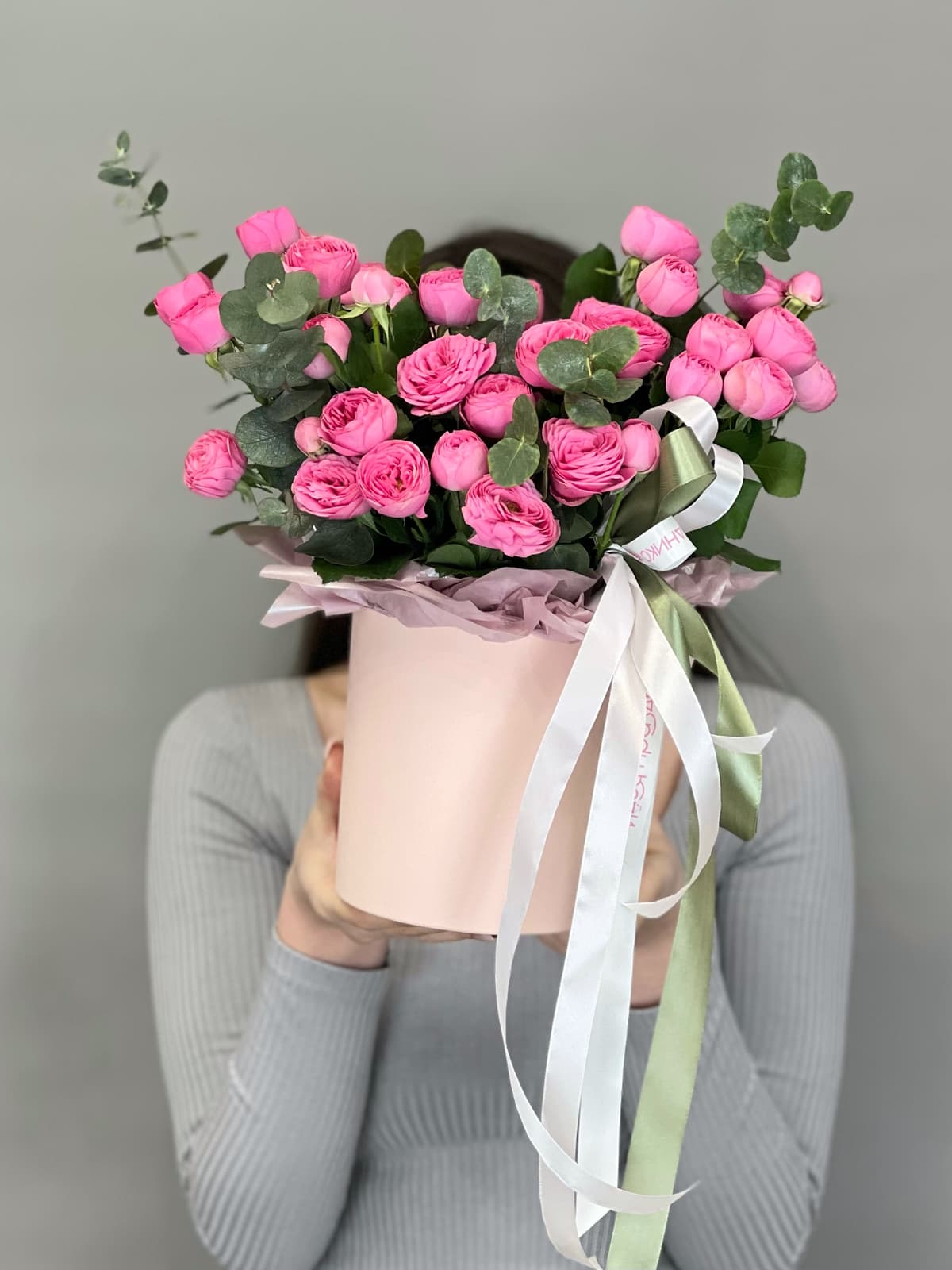 Композиция из кустовой розы "Giselle" в шляпной коробке