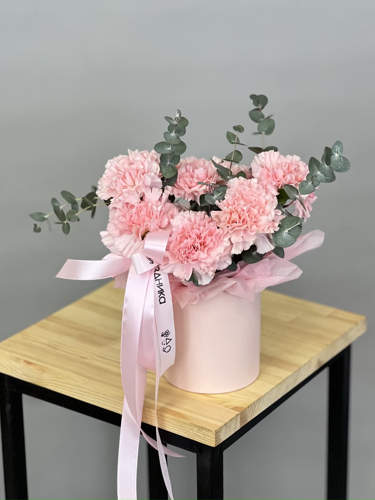 Композиция из розовых диантусов XS в шляпной коробке