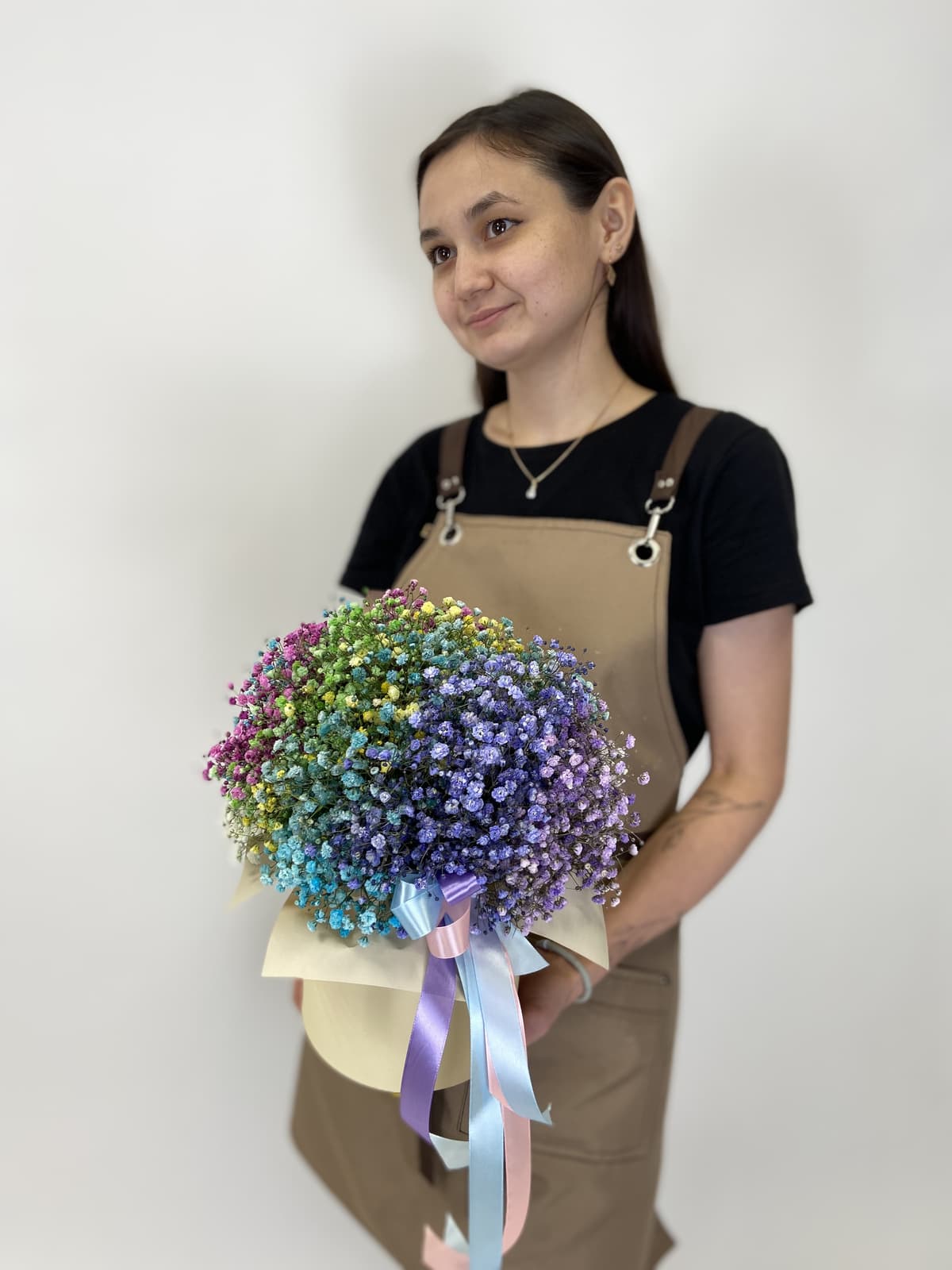 Стильная композиция из 11 разноцветных гипсофил в шляпной коробке