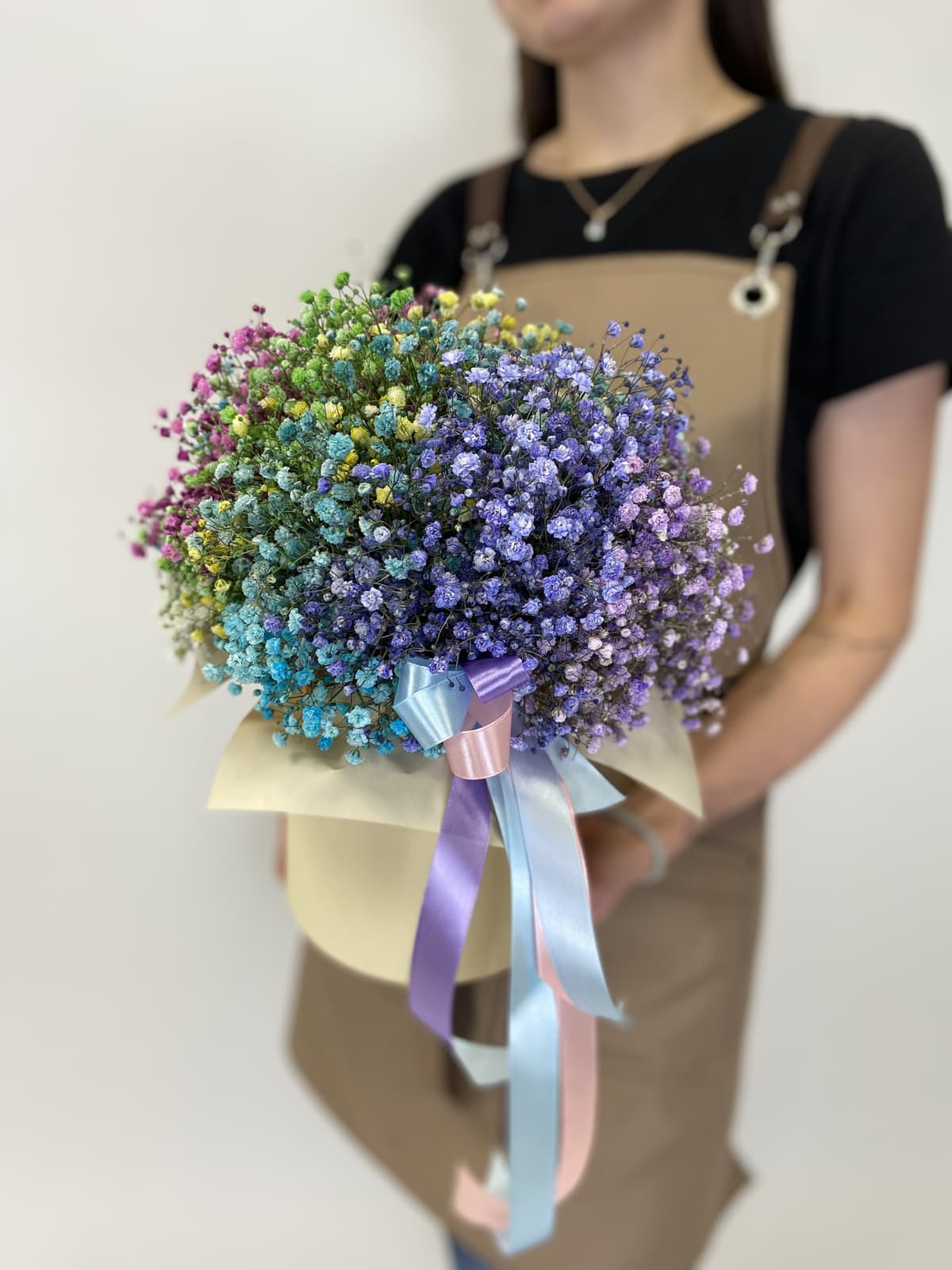 Стильная композиция из 11 разноцветных гипсофил в шляпной коробке