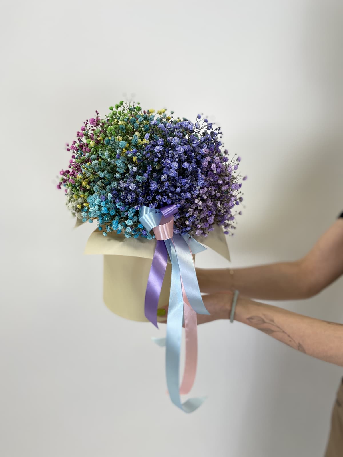 Стильная композиция из 11 разноцветных гипсофил в шляпной коробке