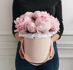 Цветочная композиция из 13 Пионов в шляпной коробке