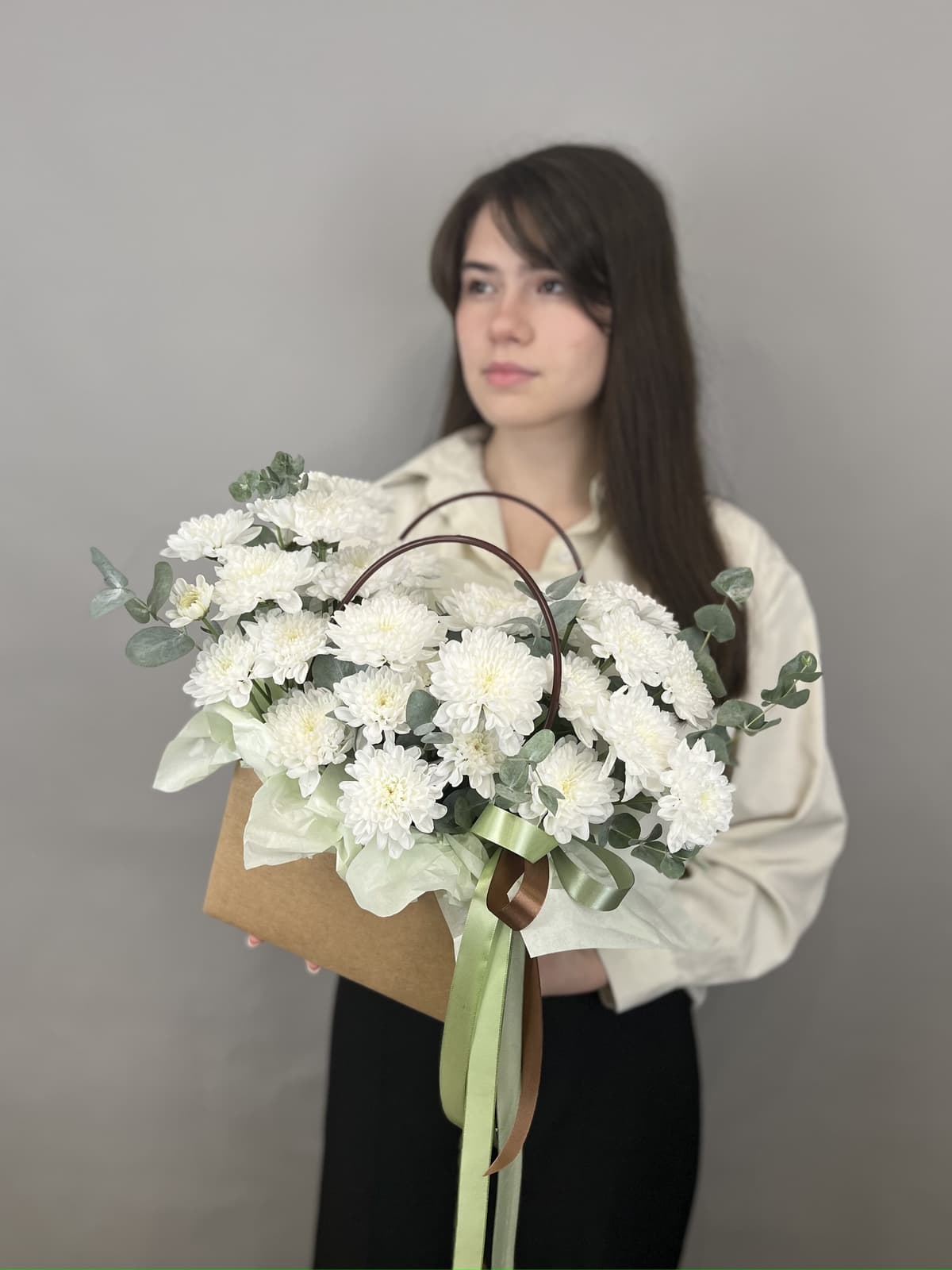 Нежная композиция из хризантем "Утро на алтае" M