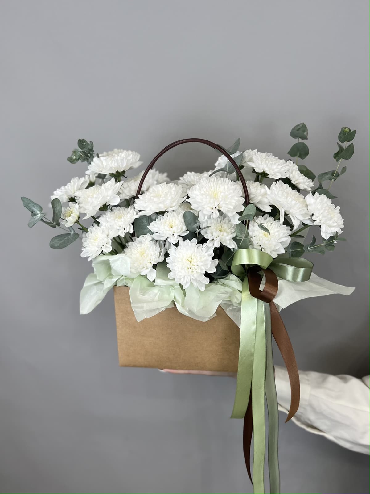 Нежная композиция из хризантем "Утро на алтае" M