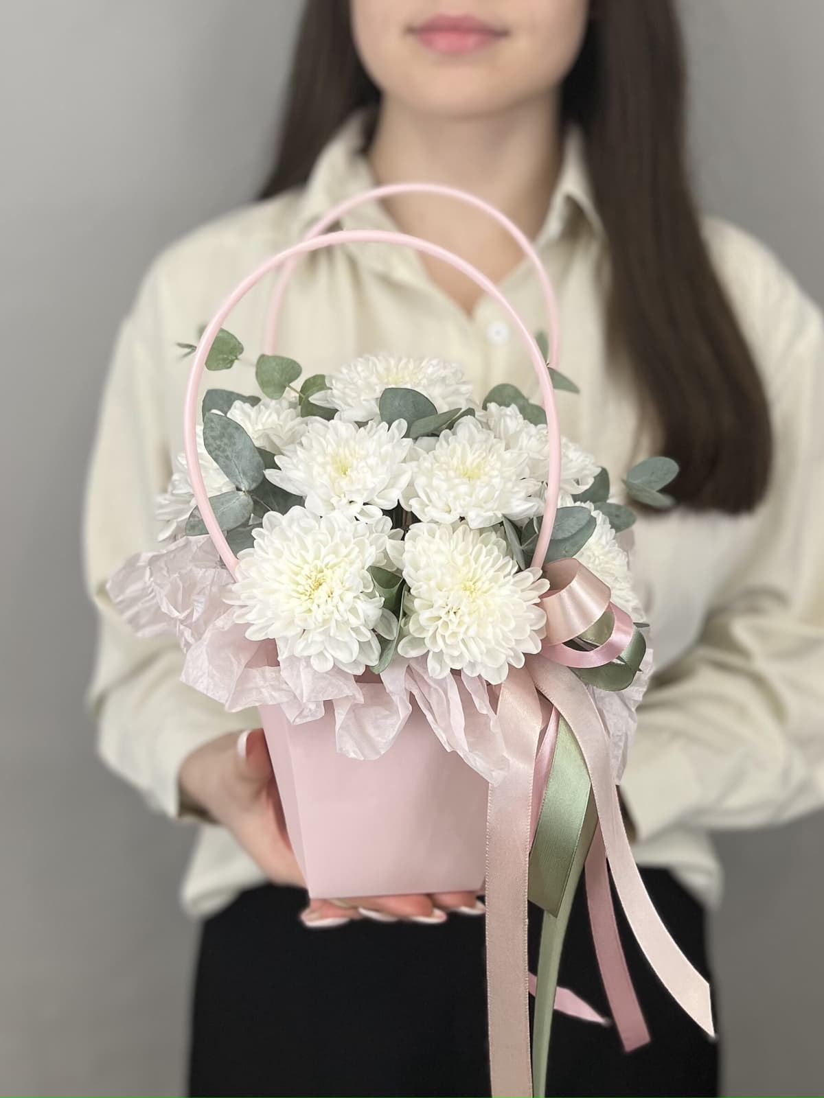 Красивая композиция из хризантем "Утро на алтае" S