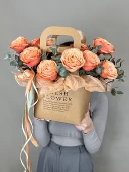 Красочная композиция из пионовидных роз "Apple pie"